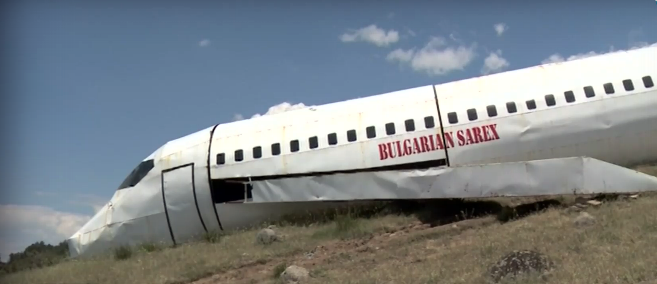 Самолет кацна между две села, подлуди хората